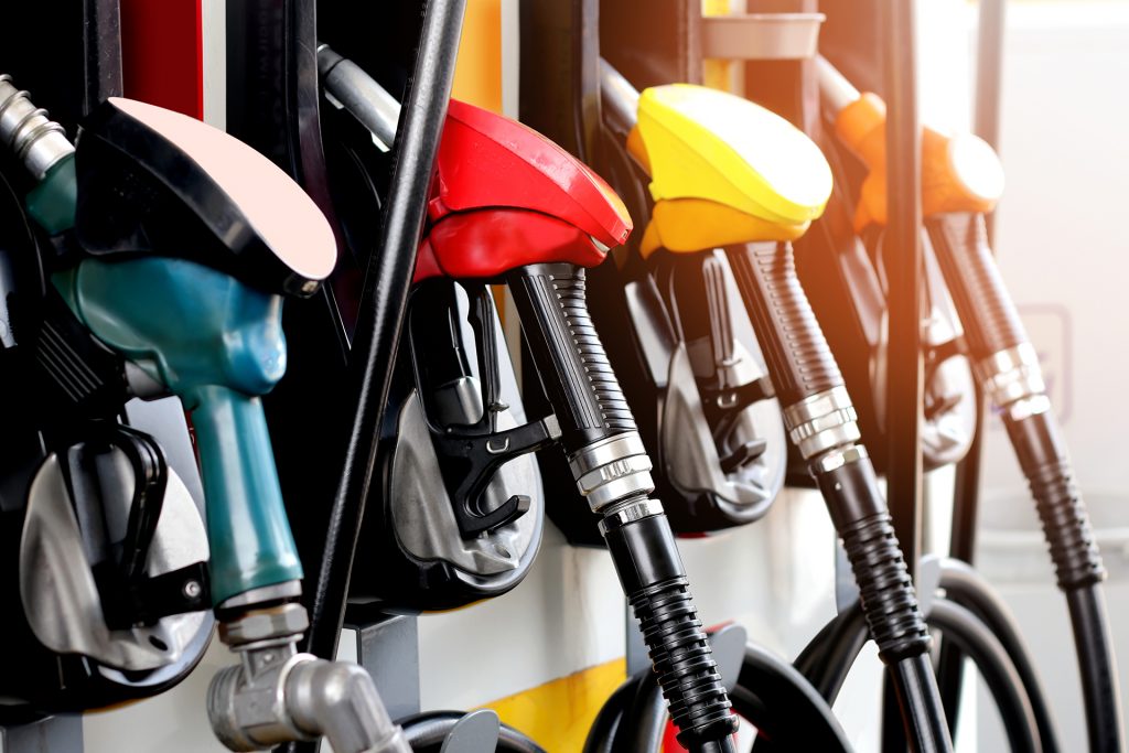 Gasprijs daalt voorzichtig de afgelopen weken Dat de gasprijzen de afgelopen periode gigantisch zijn gestegen dat is inmiddels geen verrassing meer. Toch zien we wel dat de prijs de laatste weken een dalende trend in zet. De vraag of en wanneer we weer op het oude niveau terugkomen, die is uiterst onzeker. Het ziet er namelijk voorlopig niet naar uit dat ze onder de 100 euro per megawattuur komen. In vergelijking met voor de stijging, is dit nog steeds een verviervoudiging van de prijs. Toch is het een stuk beter dan 26 augustus, toen de prijs op maar liefst 339,20 euro per megawattuur stond. De ontwikkeling van de gasprijs De gasprijs is in vergelijking met de afgelopen week relatief gelijk gebleven. Woensdag, tijdens het peilmoment op 23 november, was de prijs 113,90 euro per megawattuur. De prijs een week eerder lag op 113,14 euro. Nauwelijks een verschil zoals je dus kunt zien. Gemiddeld gezien zien we dat de prijs de afgelopen weken schommelt tussen de 100 en 125 euro per megawattuur. De voornaamste reden waarom de prijs relatief stabiel is, is omdat veel landen voldoende voorraad hebben. Ook speelde de warme herfst een grote rol in de daling van de vraag naar gas. Met temperaturen van tot wel 20 graden in september en oktober, heeft ervoor gezorgd dat de thermostaat niet aangeraakt hoefde te worden. Toch zien we niet dat de tarieven voor huishoudens op basis van het verminderde verbruik daalde. De lagere rekening heeft dus puur te maken met verminderd verbruik van gas. Hoe ziet het er deze winter uit? We willen deze winter natuurlijk niet zonder gas zitten en vervolgens een torenhoge gasprijs moeten betalen. Gelukkig hebben de meeste Europese landen de afgelopen periode flink ingeslagen. Waar er veel landen volledig zijn gevuld, zien we dat dit in Nederland niet helemaal het geval is. Kijkend naar onze voorraad, zien we dat deze voor gemiddeld 91,5 procent is gevuld. De verlaagde voorraad komt vooral voort uit het feit dat Grijpskerk, maar voor 51 procent is gevuld. Reden hiervoor is dat deze gastank wordt gespoeld. De overige tanks zijn wel volledig vol.