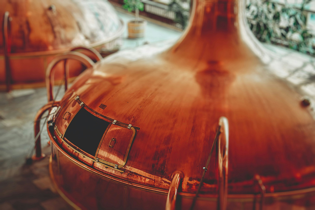 Koper wordt ook verwerkt in industriële processen zoals het fermenteren van bier of gistingen, door de unieke eigenschappen. Koper kan niet vervangen worden door andere grondstoffen op deze manier en beïnvloedt hiermee de koperprijs.