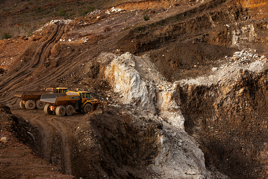 Lithiumprijs wordt beïnvloedt door de productie van lithiummijnen. Er zijn weinig grote concentraties van, waardoor de prijs van lithium snel schommelt als een mijn sluit.