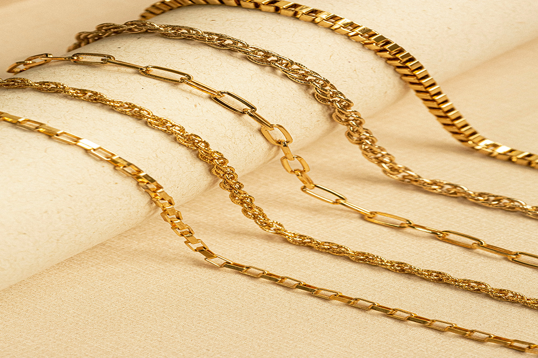 Gouden sieraden die invloed hebben op de goudprijs en kunnen dienen als investering tegen inflatie.